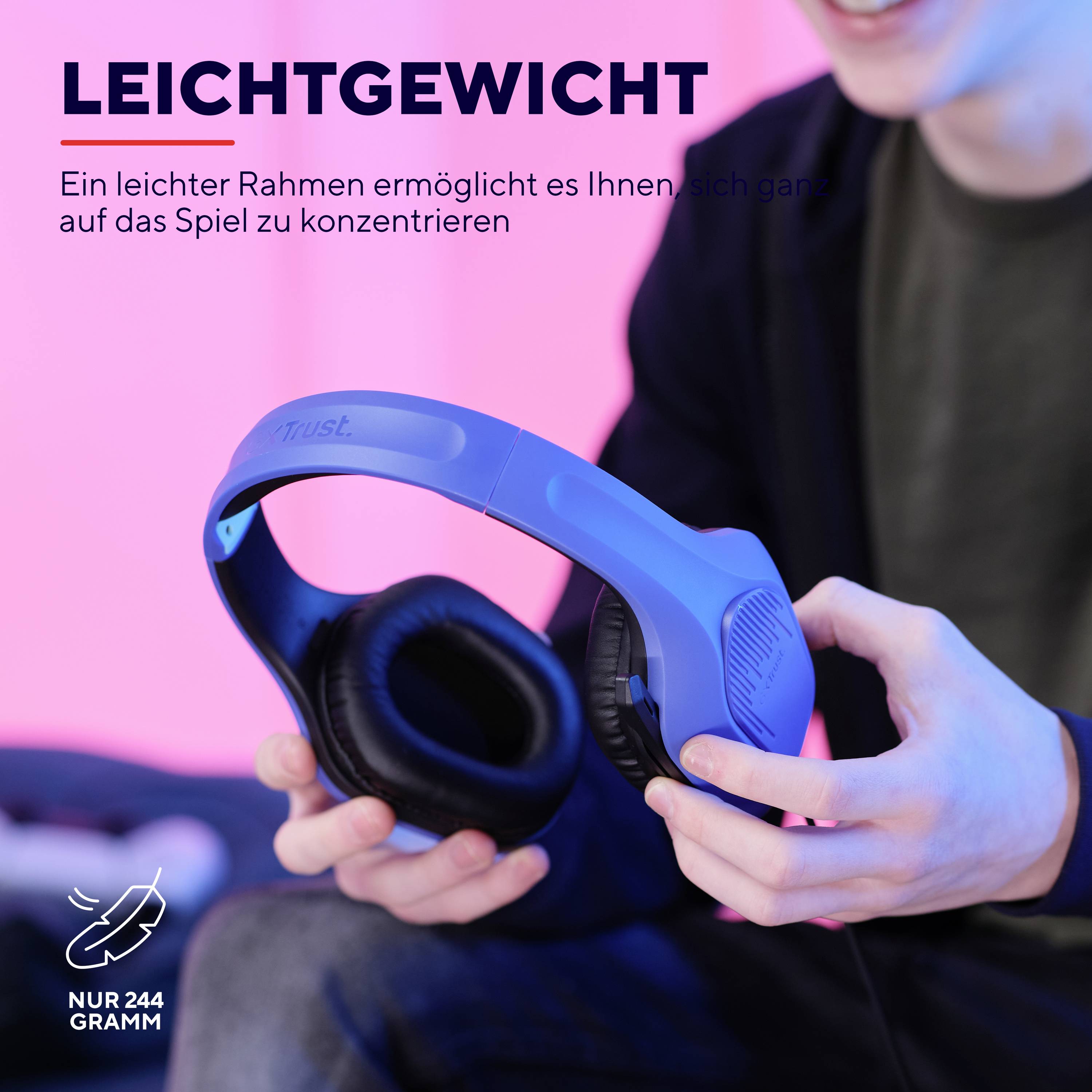 Eine Person hält blaue Kopfhörer. Text: 'LEICHTGEWICHT Ein leichter Rahmen ermöglicht Ihnen, sich ganz auf das Spiel zu konzentrieren. Nur 244 Gramm'.