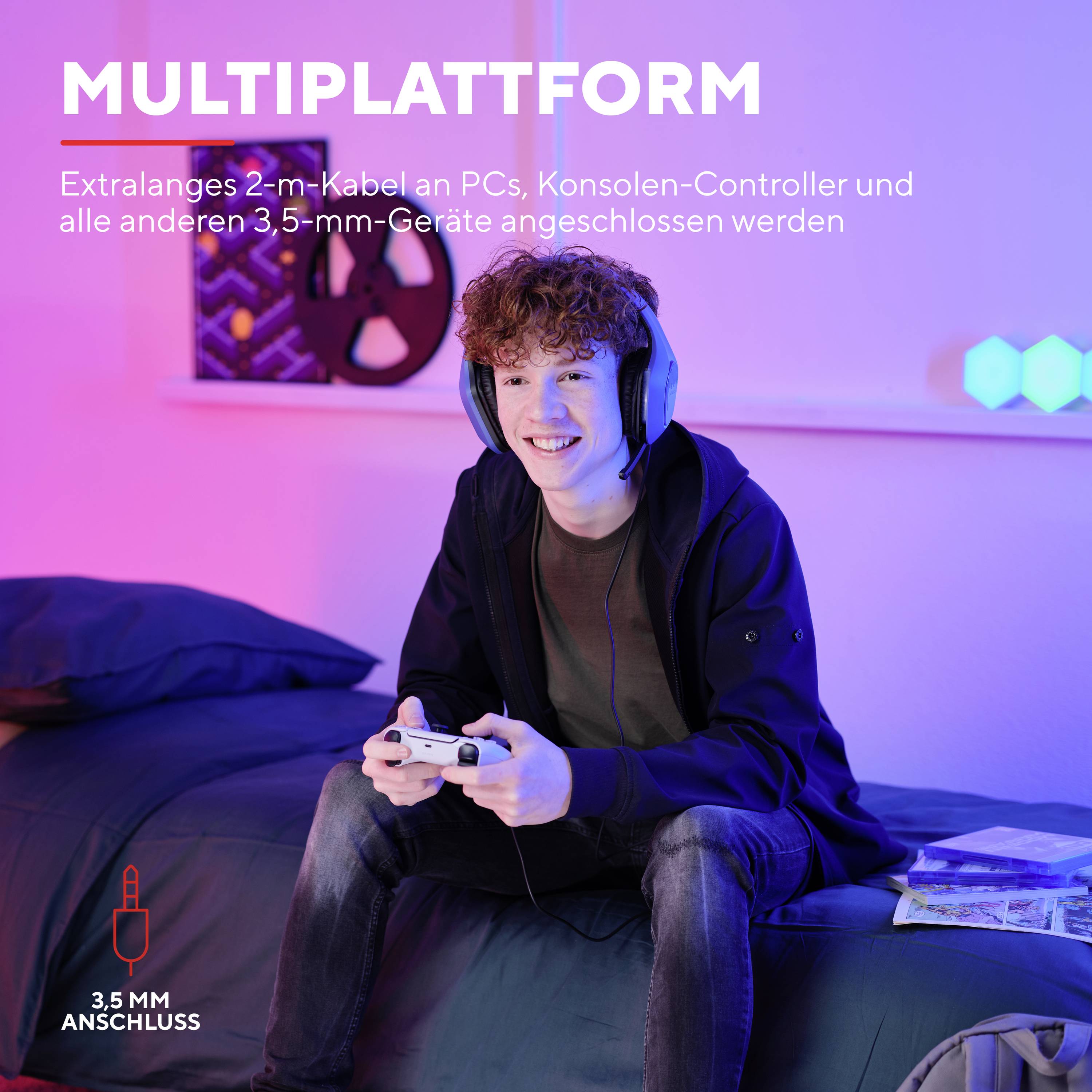 Jugendlicher sitzt auf einem Sofa und spielt mit einem Controller. Text oben beschreibt ein Kabel für Multiplattform-Anschluss.