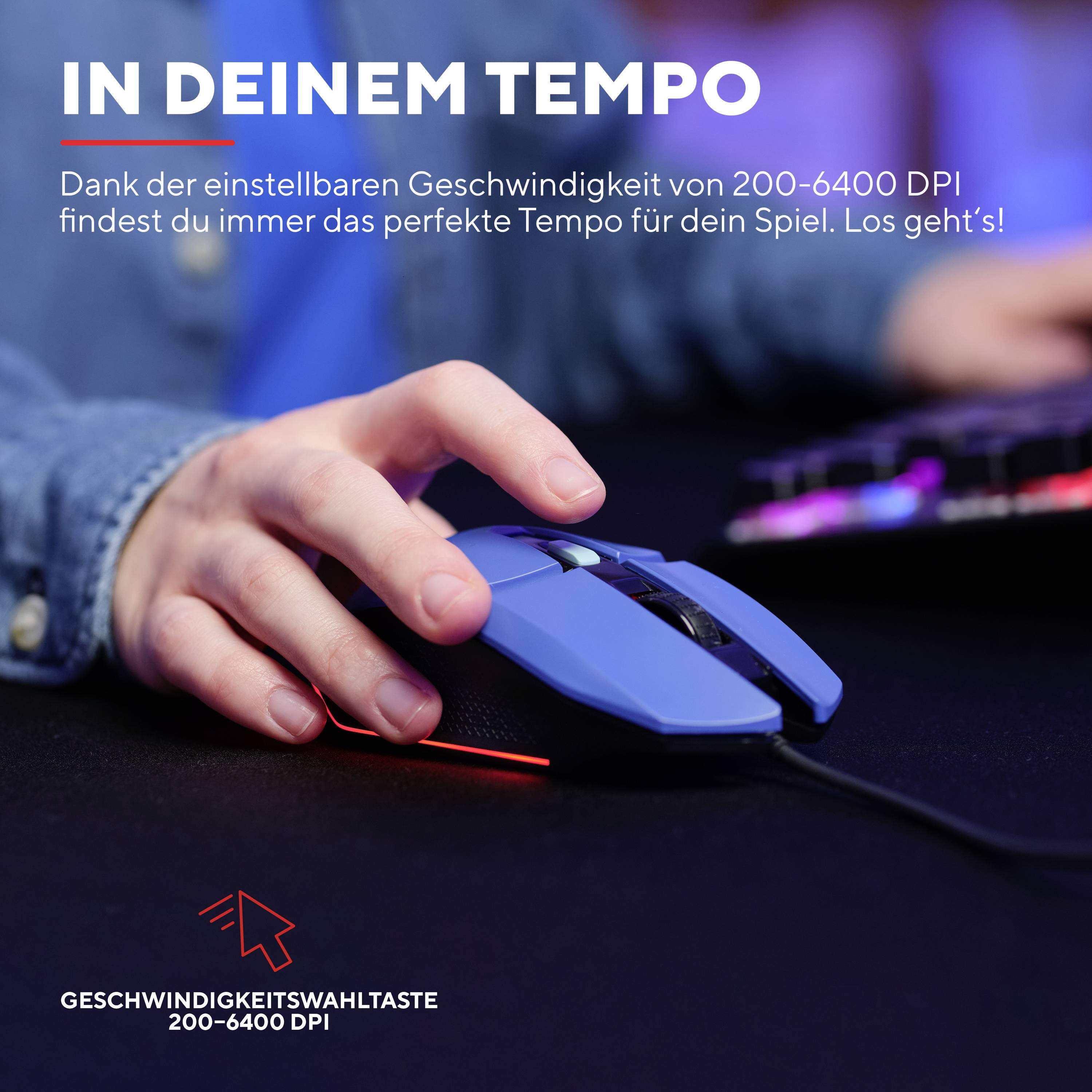 Eine Hand hält eine blaue Gaming-Maus. Text: In deinem Tempo. Einstellbare Geschwindigkeit 200-6400 DPI für Spiele.