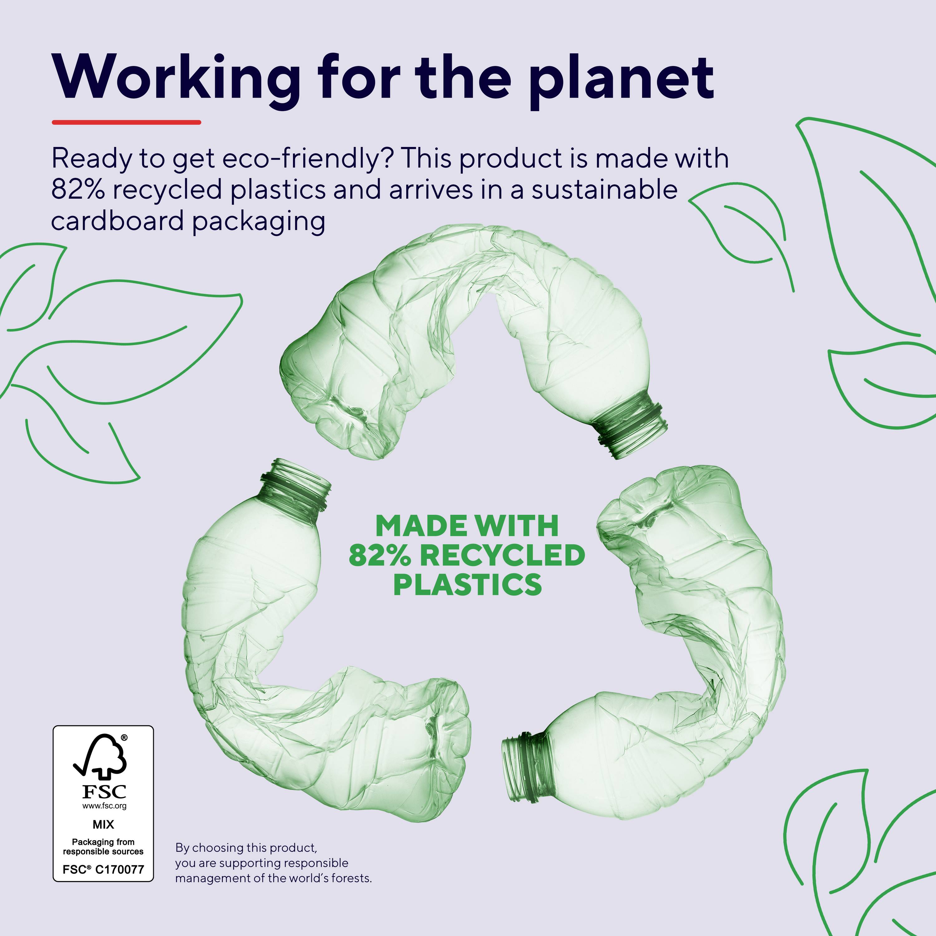Produktbild von zwei grünen Plastikflaschen in Form eines Herzens, mit Text 'Hergestellt aus 82 % recyceltem Plastik' und FSC-Logo.