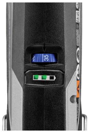 Nahaufnahme eines elektrischen Geräts mit Einstellrad, das auf Position '35' steht, und drei LEDs daneben, von denen zwei grün leuchten.