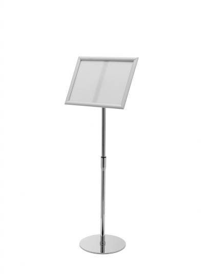 Ein silbernes Bodenposter-Display mit einem verstellbaren Ständer und einem leeren, schräg positionierten Rahmen zur Präsentation von Inhalten.