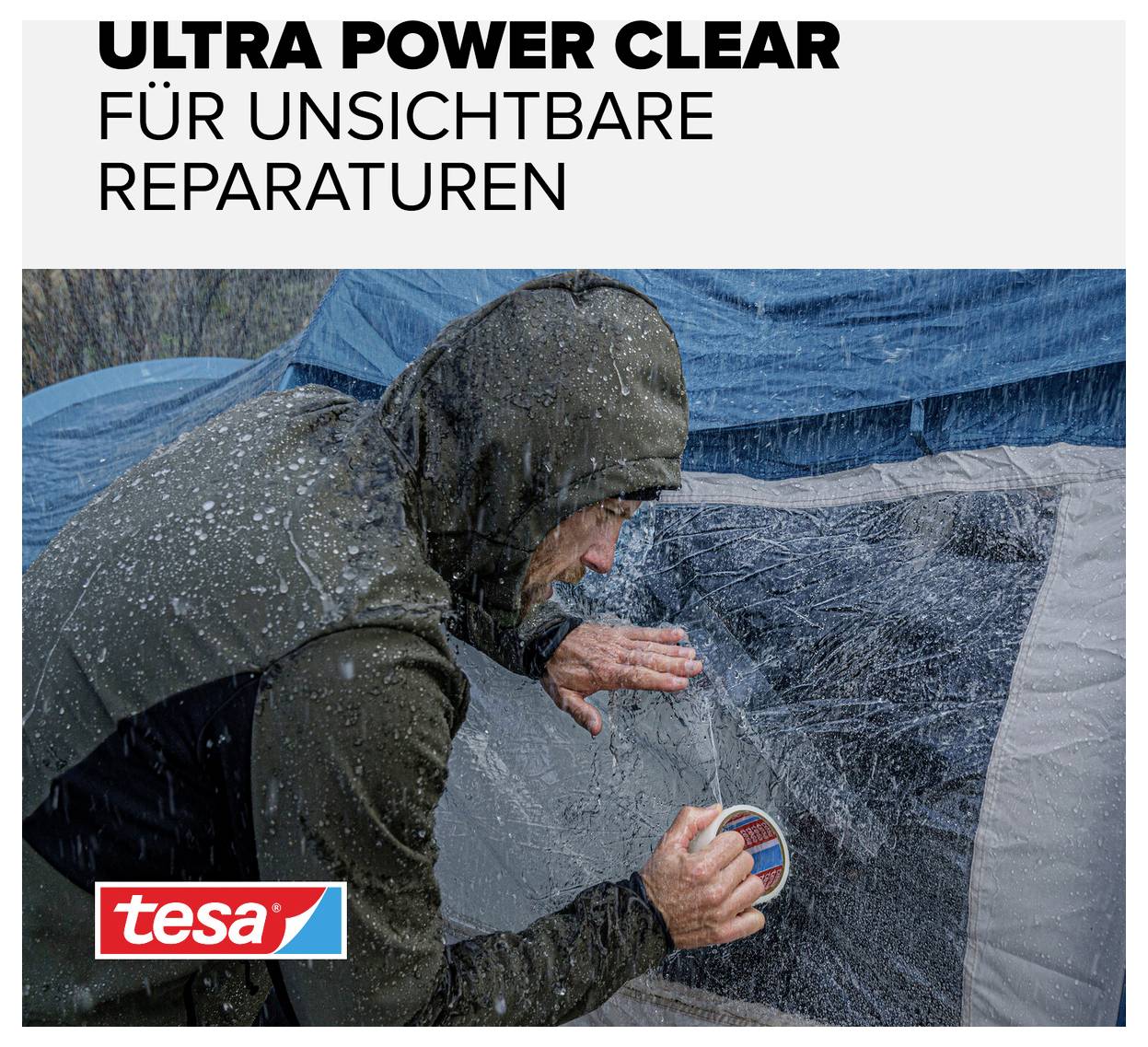 Person in Regenjacke repariert ein Zelt mit durchsichtigem Klebeband bei Regen. Text oben: 'Ultra Power Clear für unsichtbare Reparaturen'.