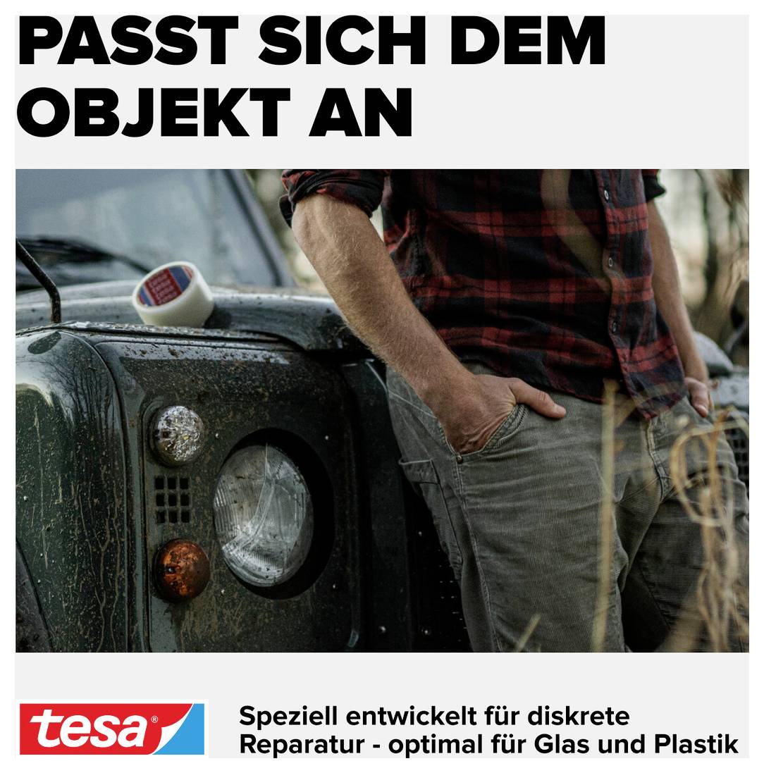 Eine Person steht mit der Hand in der Tasche neben einem alten Auto. Text: 'Passt sich dem Objekt an'. Produkt von Tesa für Reparaturen.