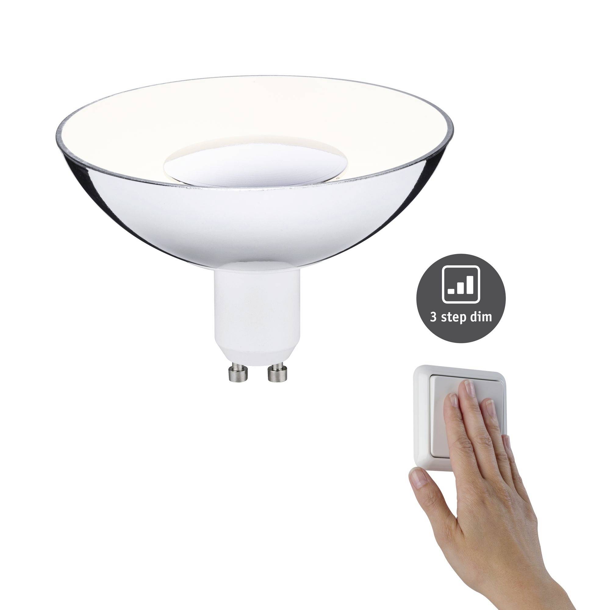 Eine Hand betätigt einen Lichtschalter neben einer modernen Deckenlampe mit der Aufschrift '3 step dim', die dimmbar ist.