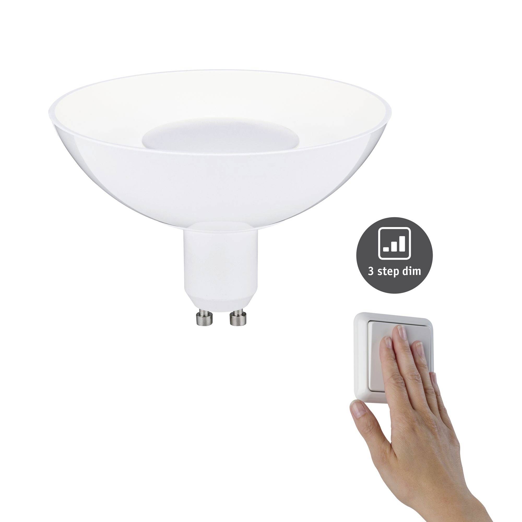 Eine weiße LED-Leuchte mit der Aufschrift '3-step dim'. Eine Hand schaltet das Licht an einem Wanddimmer ein.