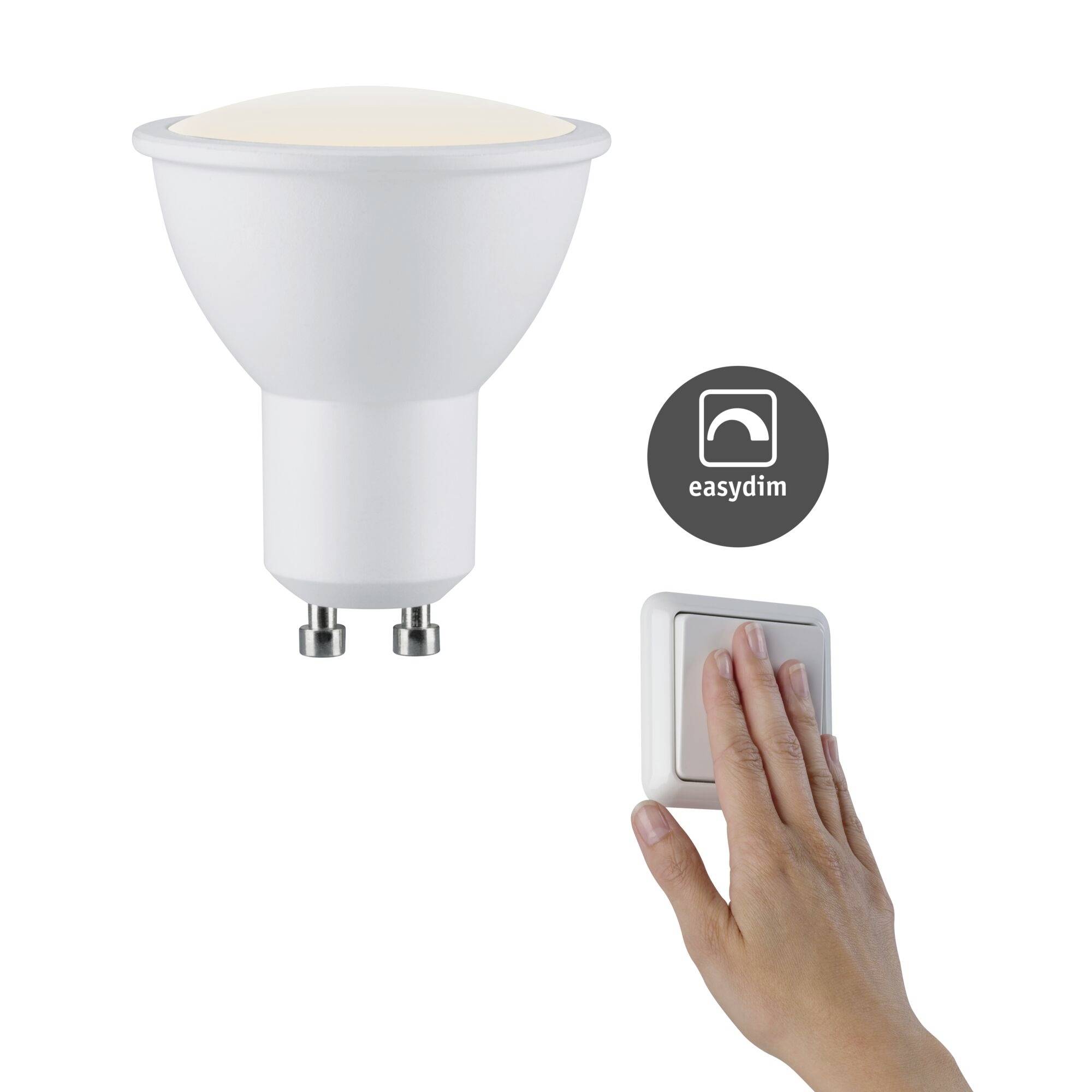 Eine Hand drückt einen Lichtschalter, um eine LED-Glühbirne im 'Easydim'-Modus zu steuern. Die Birne leuchtet schwach.