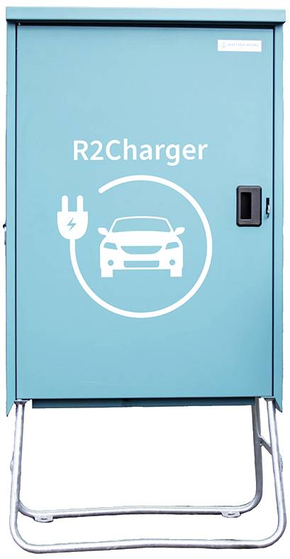 Ein grüner Ladegerät-Kasten mit der Aufschrift 'R2Charger' und einem Symbol für das Laden von Elektrofahrzeugen.