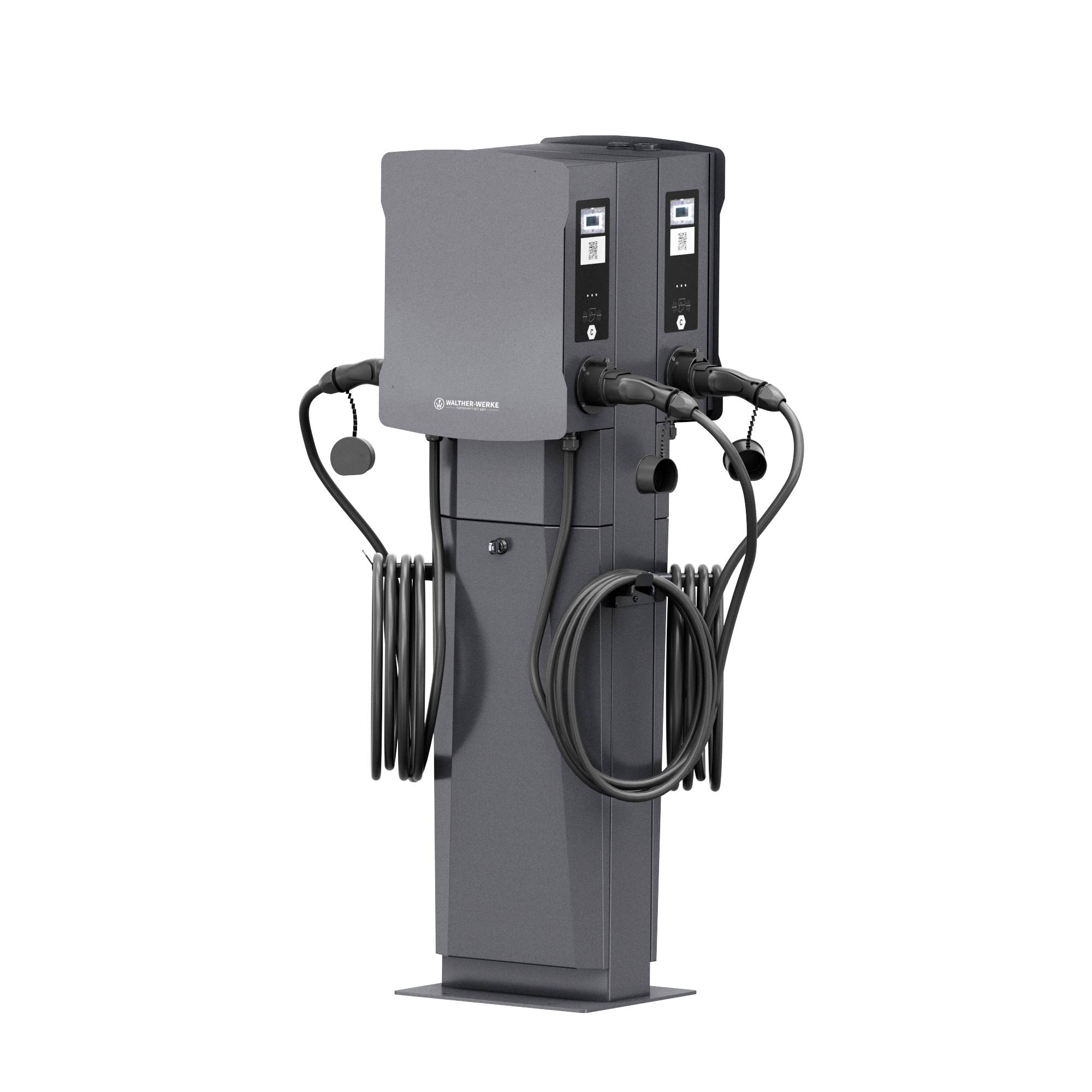 Zwei elektrische Ladestationen mit Kabeln und Steckern, bereit zum Laden von Elektrofahrzeugen, nebeneinander aufgestellt.
