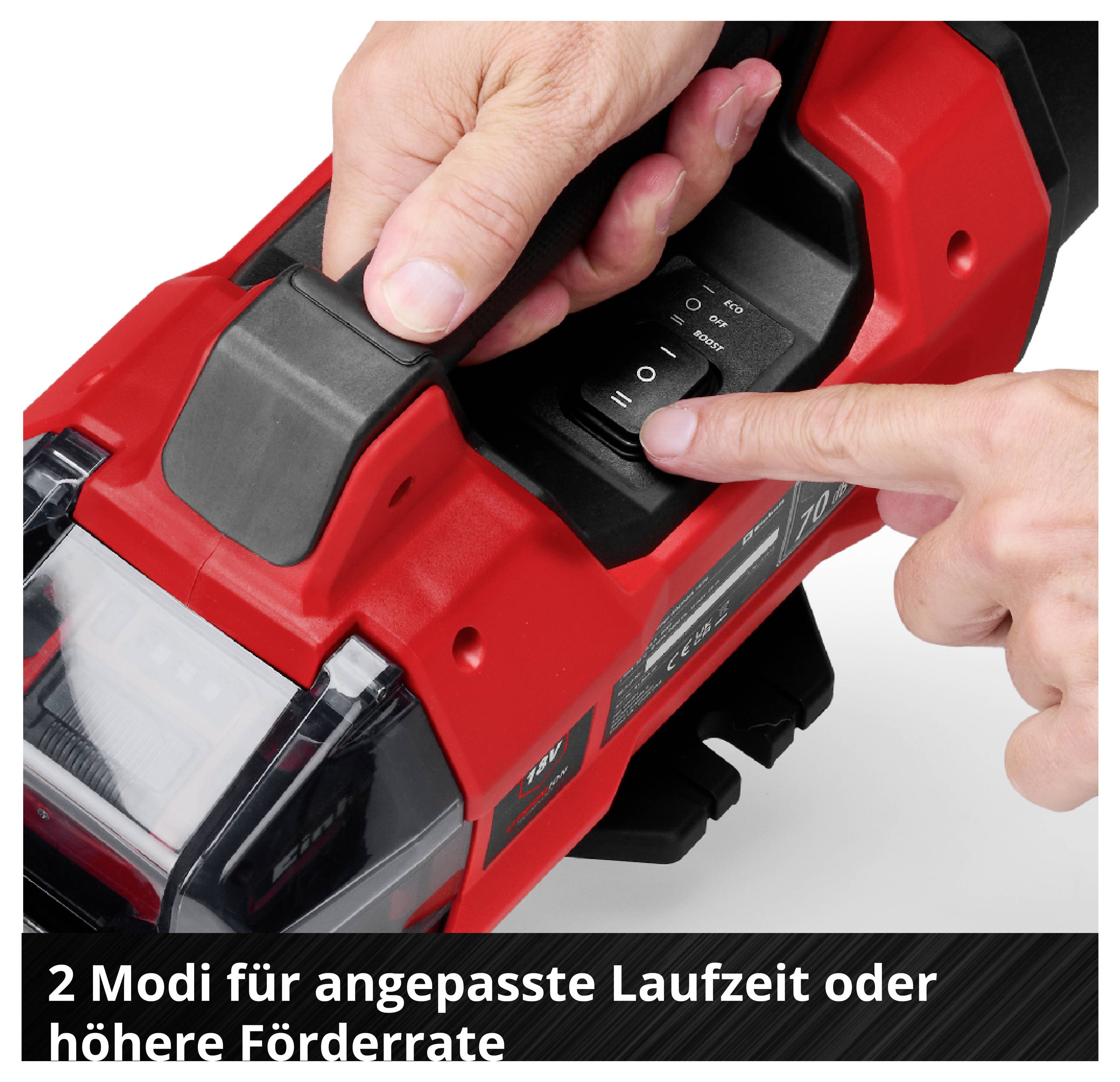 Nahaufnahme einer roten Arbeitslampe; eine Hand hält sie, die andere stellt per Schalter zwei Modi ein. Text: '2 Modi für angepasste Laufzeit oder höhere Förderrate'.