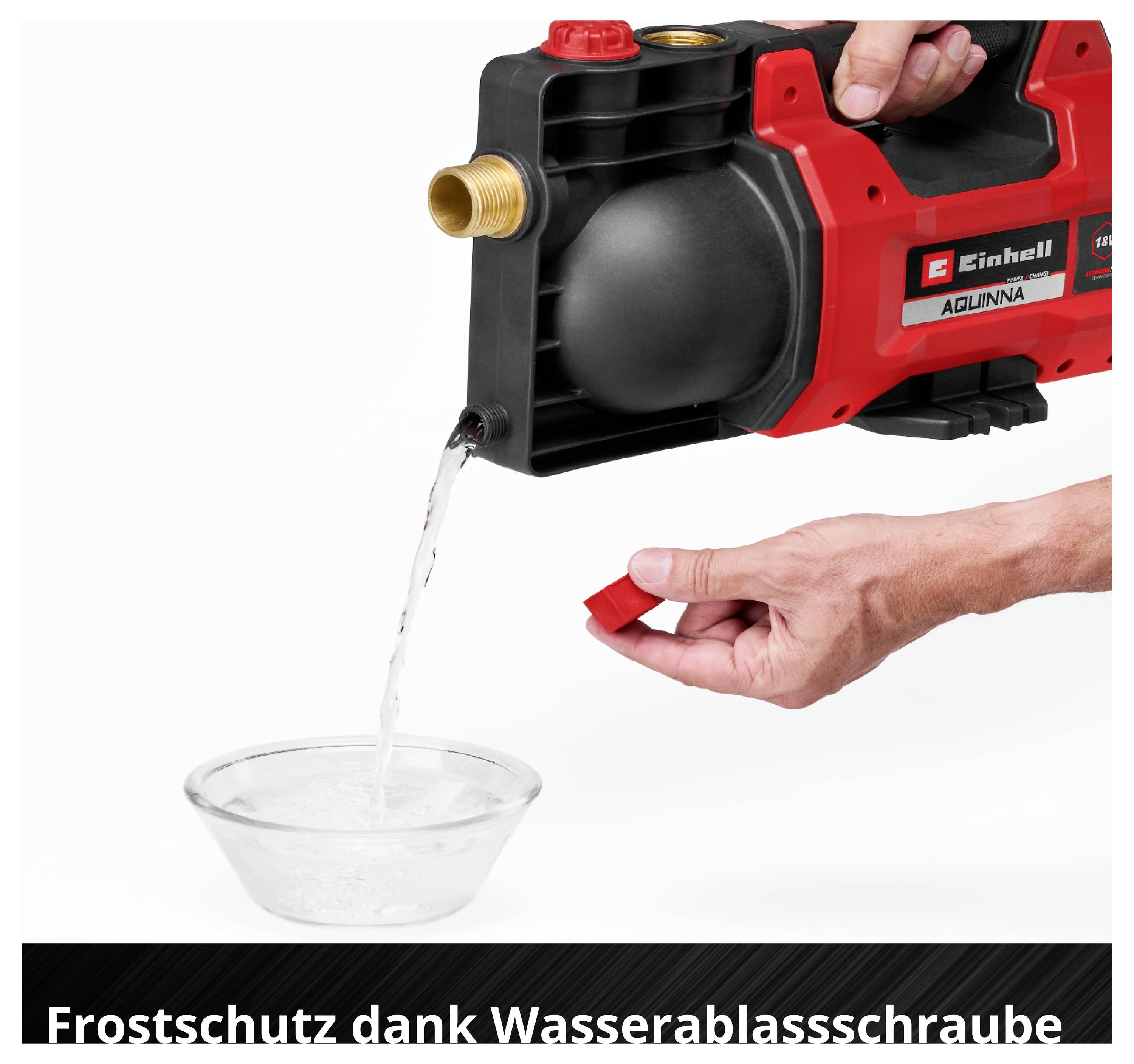 Wasser läuft aus einer Einhell-Pumpe in eine Schüssel; eine Hand hält die rote Wasserablassschraube, Hinweis auf Frostschutz durch Entleerung.