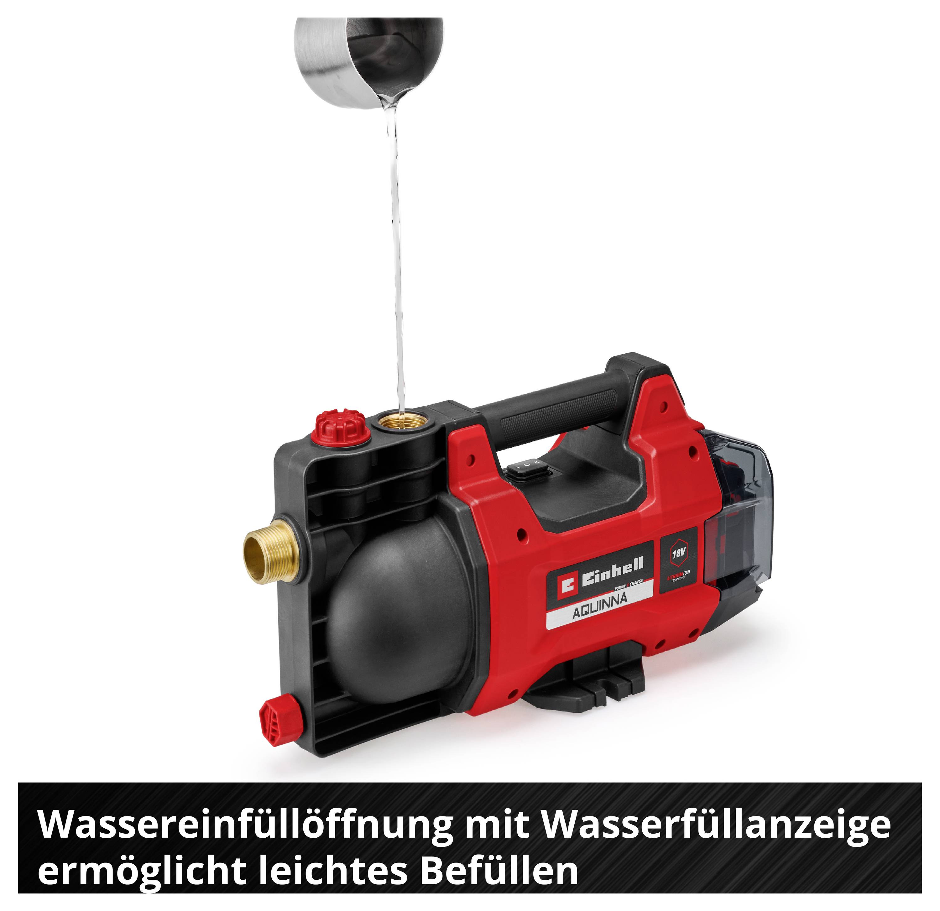 Ein Akku-Drucksprüher wird von oben mit Wasser befüllt; Hinweistext: 'Wassereinfüllöffnung mit Wasserfüllanzeige ermöglicht leichtes Befüllen'.