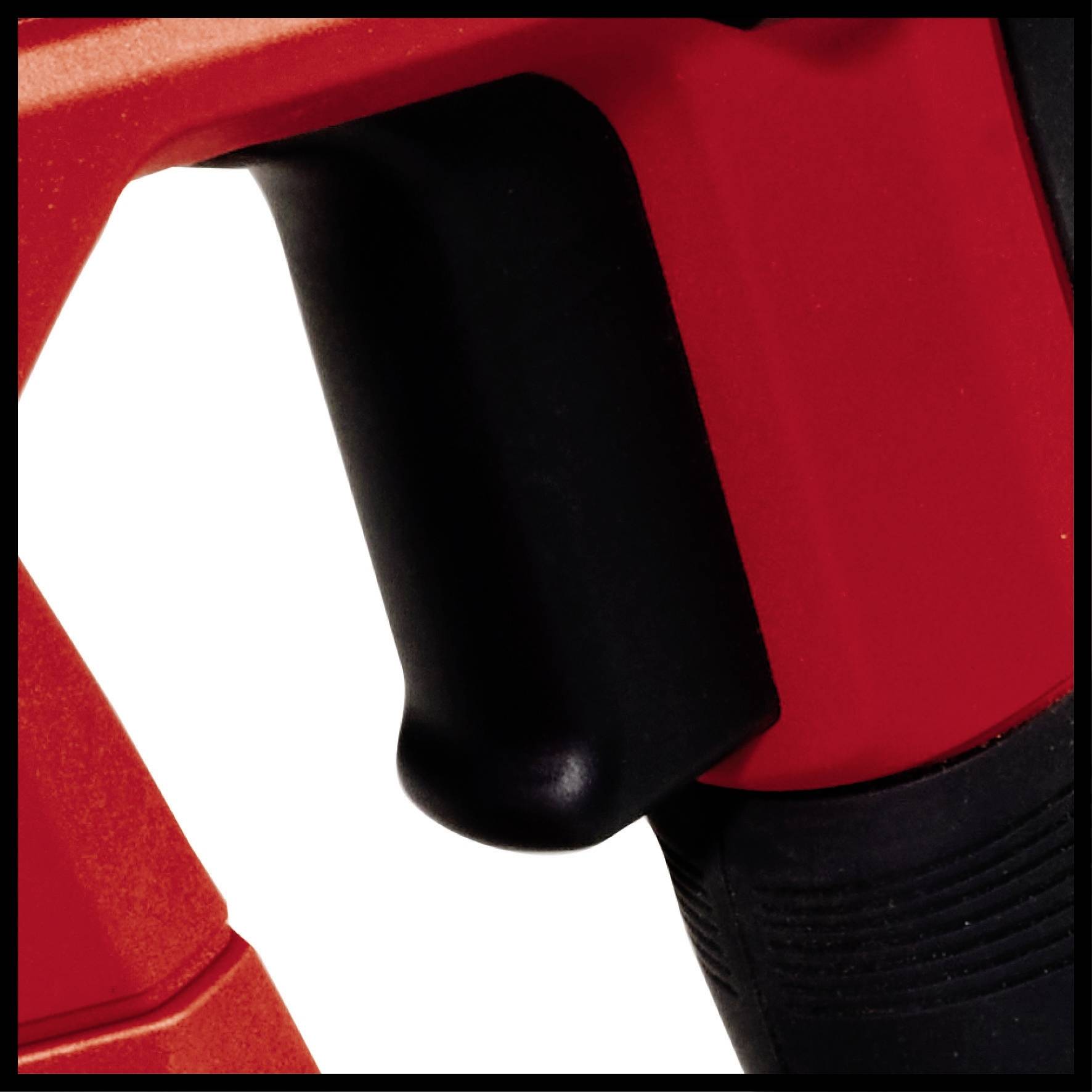 Nahaufnahme eines schwarzen Griffs an einem roten Werkzeug, zeigt die Ergonomie und Materialtextur.