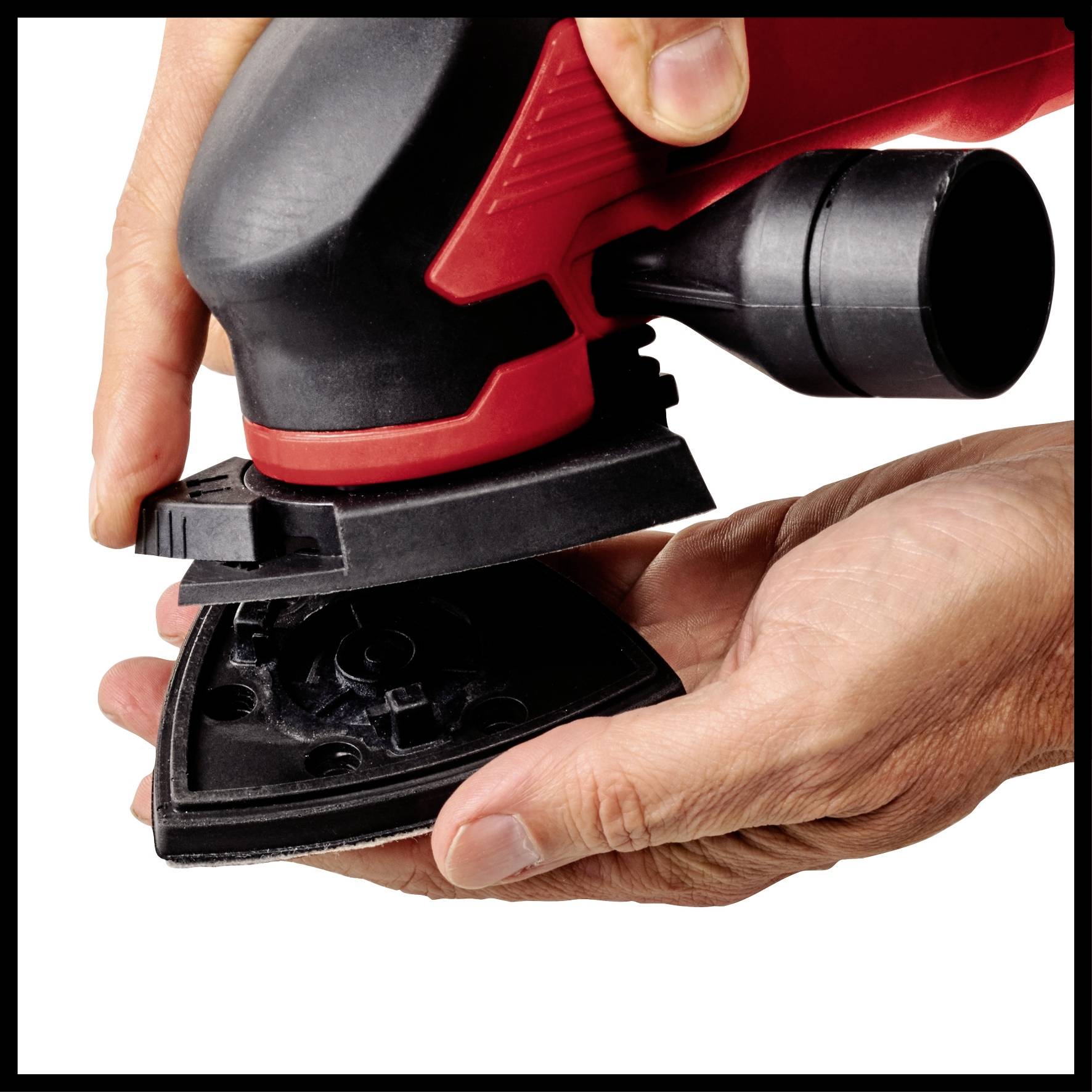 Eine Person hält einen elektrischen Schleifer, bereit für den Einsatz, mit einer dreieckigen Schleifplatte, vor einem weißen Hintergrund.
