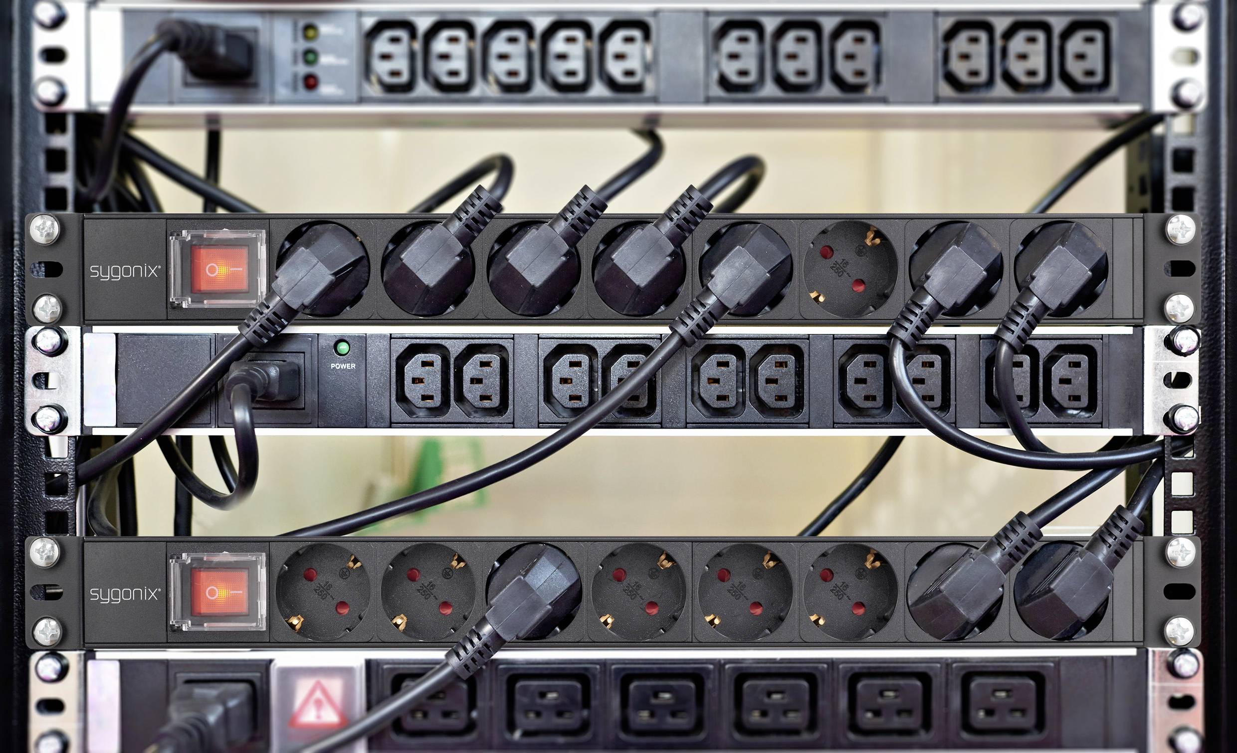 Sygonix SY-5799002 Steckdosenleiste 19 Zoll 8fach Schwarz Schutzkontakt 1St.