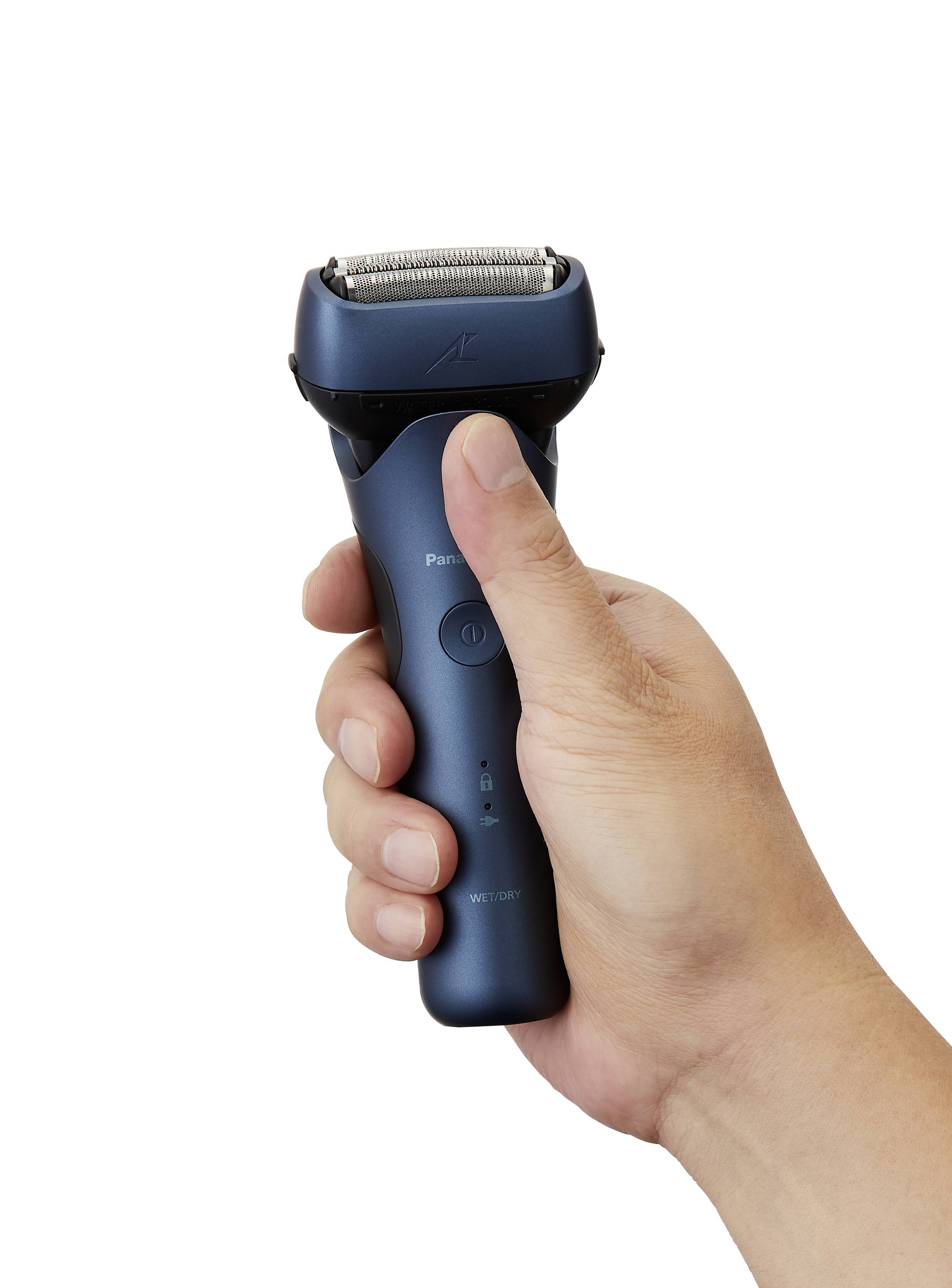 Eine Hand hält einen elektrischen Rasierer mit einem blauen Gehäuse, bereit zum Rasieren.