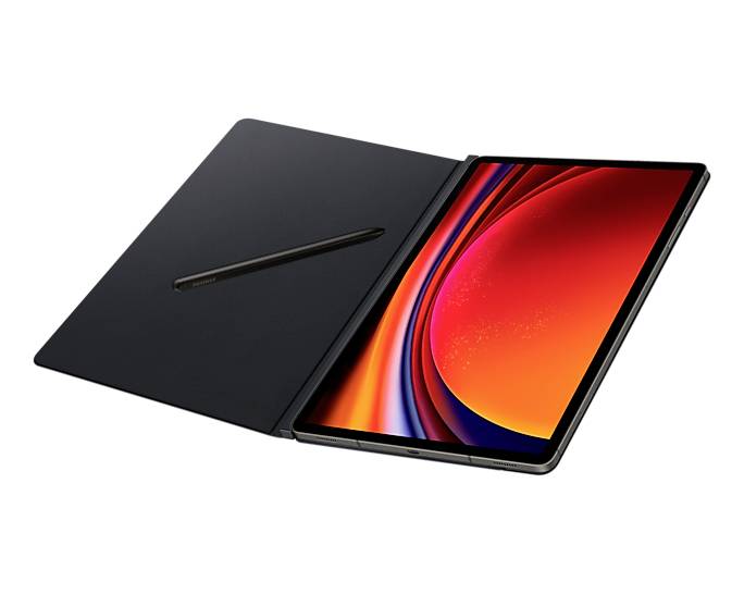 Ein Tablet mit leuchtendem Bildschirm in einer aufgeschlagenen, schwarzen Hülle. Ein Stylus ist in die Hülle integriert.