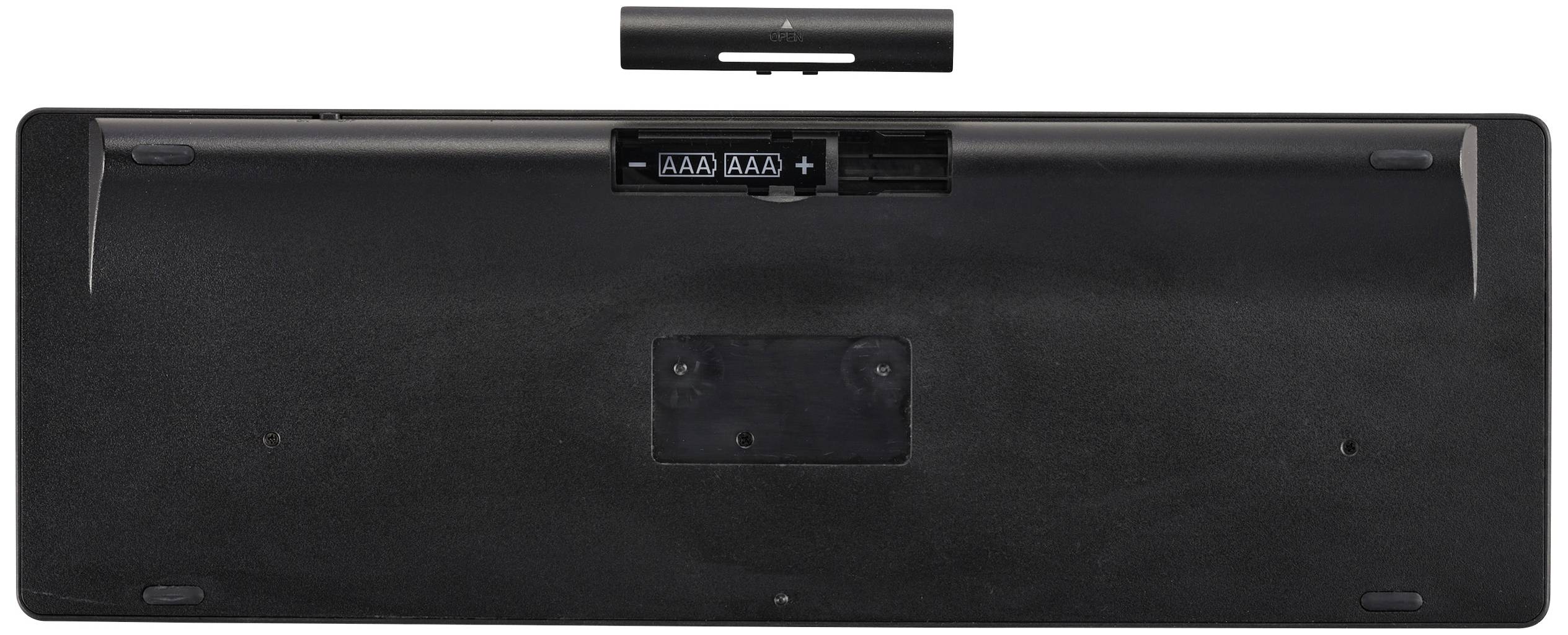 Rückseite einer schwarzen Tastatur mit Batterieabdeckung oben. Zeigt Platz für vier AAA-Batterien, Abdeckung abgenommen.