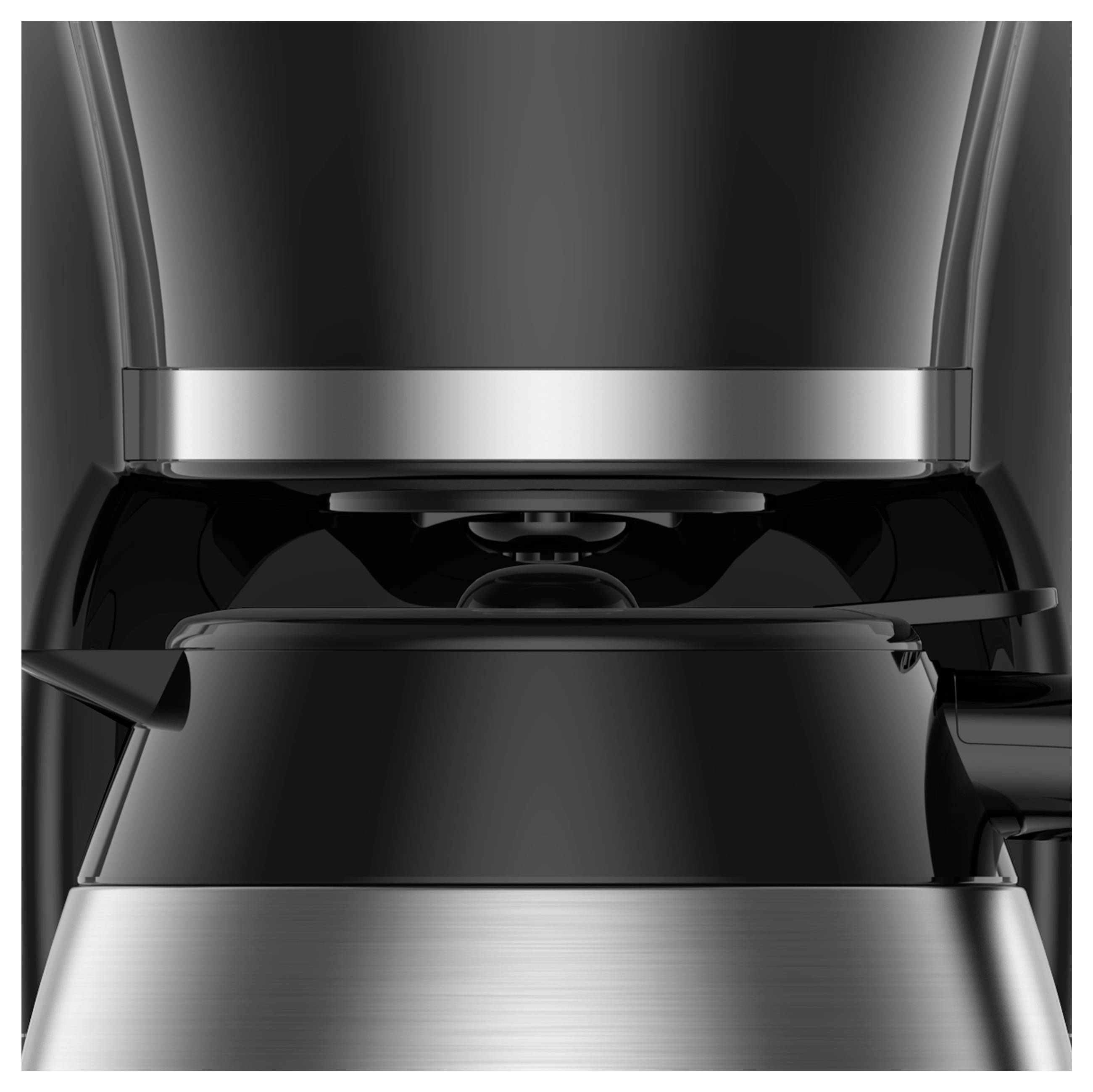 Eine schlanke schwarze und Edelstahl-Kaffeemaschine mit modernem Design, die den Brühkopf und einen Teil der darunter befindlichen Karaffe zeigt.