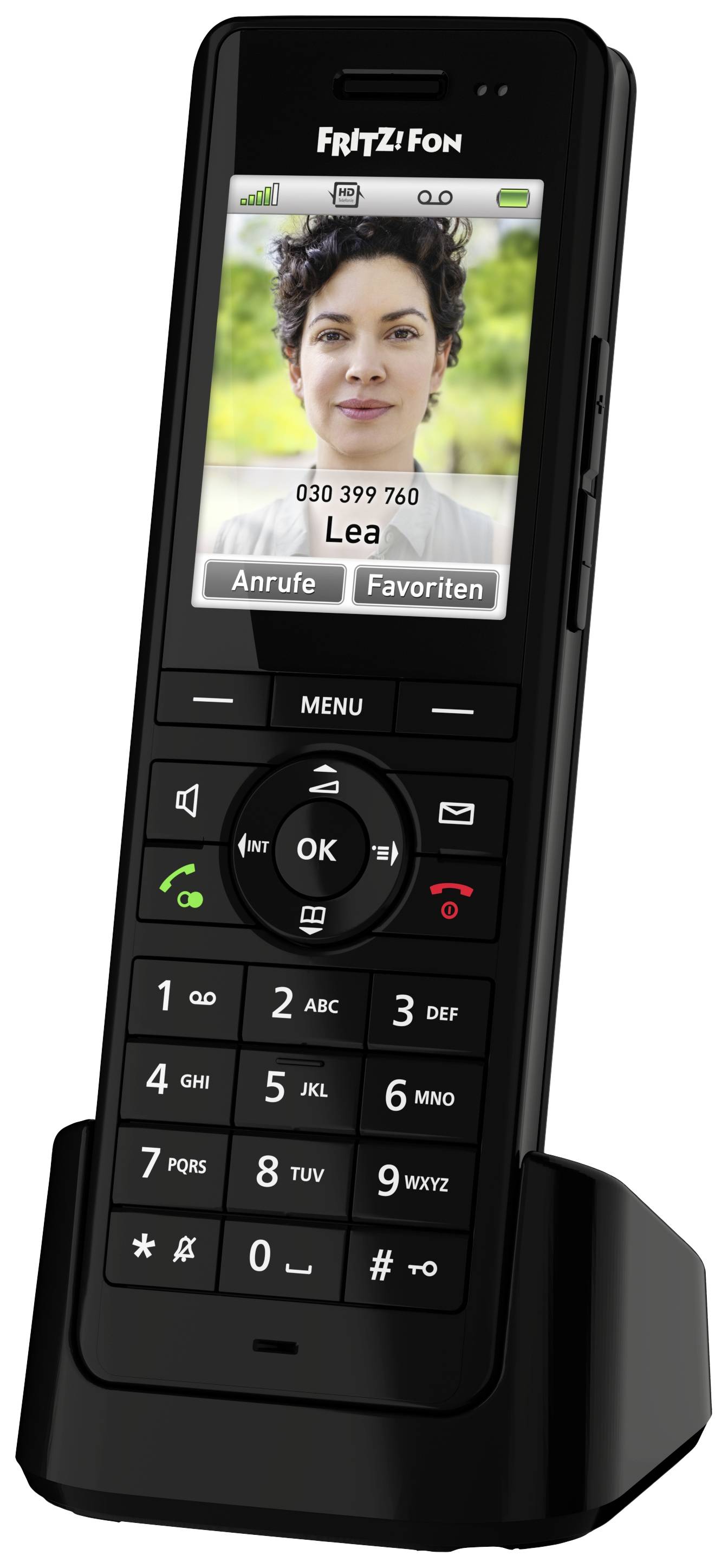 Ein schnurloses Telefon mit Basisstation. Auf dem Display ist ein Anruf von 'Lea' mit der Nummer '030 399 760' zu sehen.