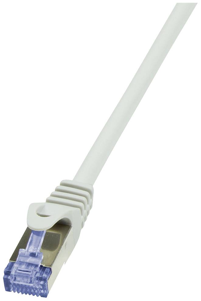 Ein Ethernet-Kabel mit einem RJ-45-Stecker auf einem weißen Hintergrund.
