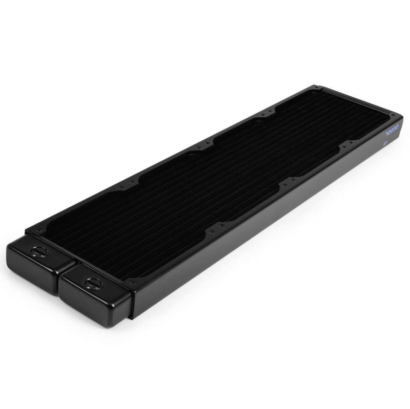 Ein schwarzer Computer-Radiator in rechteckiger Form mit zwei Anschlüssen an der linken Seite, möglicherweise für Flüssigkeitskühlung.