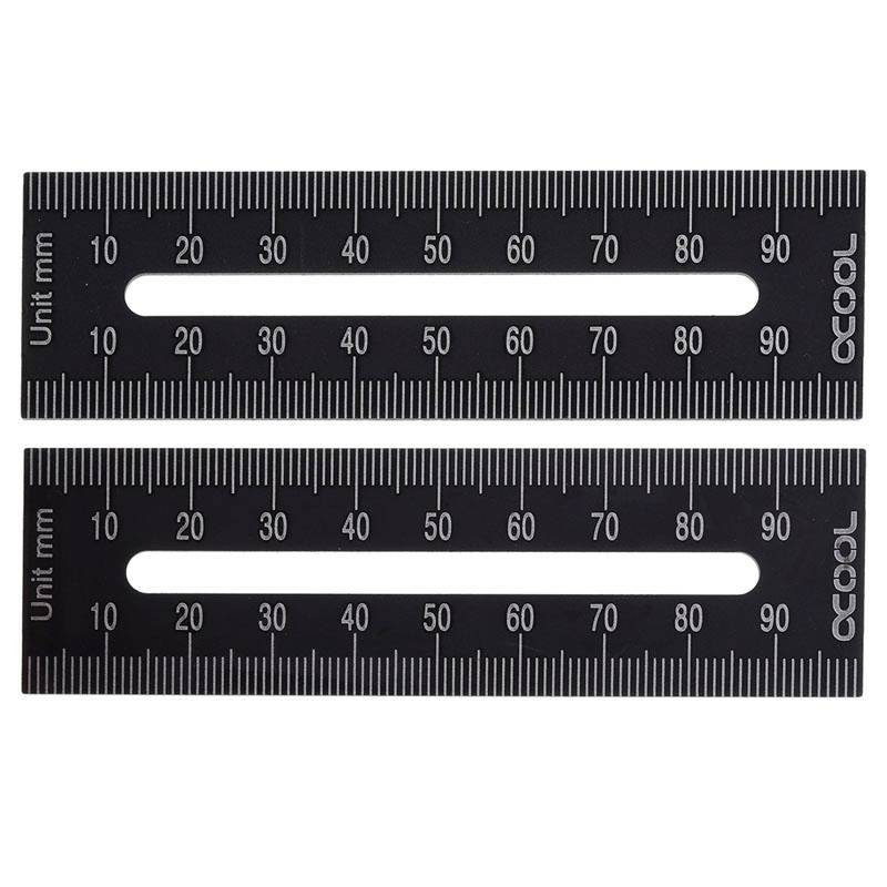 Zwei schwarze Metalllineale mit weißen Millimeter-Markierungen von 0 bis 100, beide mit einem langen Schlitz in der Mitte.