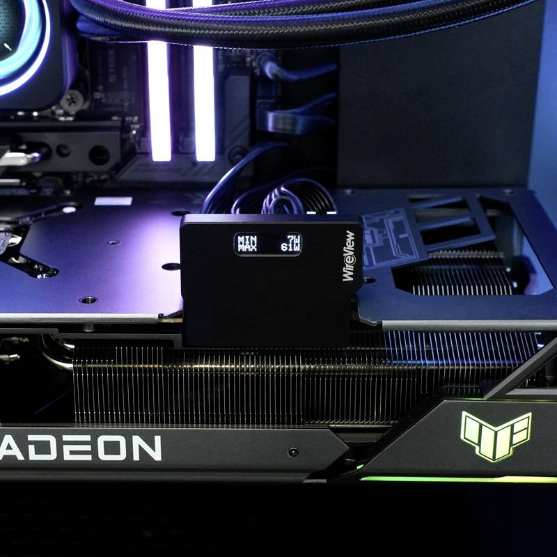 Computer-Gaming-Hardware mit Grafikkarte und Kühlkomponenten in einem Gehäuse; zeigt technische Details und Beleuchtungseffekte.