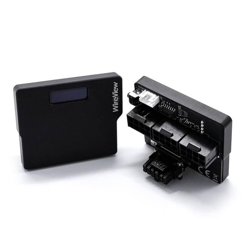 Zwei elektronische Geräte auf weißem Hintergrund. Links ein quaderförmiges, geschlossenes Gerät, rechts ein geöffnetes mit sichtbaren Anschlüssen.