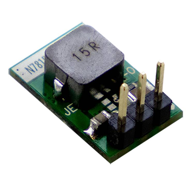 Ein kleines, rechteckiges elektronisches Modul mit einem silbernen Würfel oben, drei goldenen Stiften und mehreren Bauteilen.