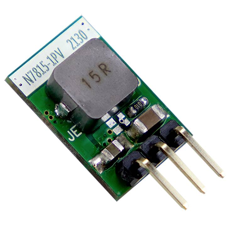 Ein elektronisches Bauteil mit drei Pins, vermutlich ein Spannungsregler, ist auf einer kleinen Platine montiert.