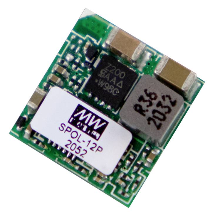 Mikrochip auf weißem Hintergrund, mit sichtbaren elektronischen Komponenten und der Aufschrift 'MW SPOL-12P 2052'.