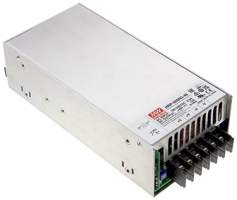 Rechteckiges Netzteil mit Metallgehäuse, Lüftungsschlitzen und mehreren Anschlussklemmen. Label enthält technische Spezifikationen.