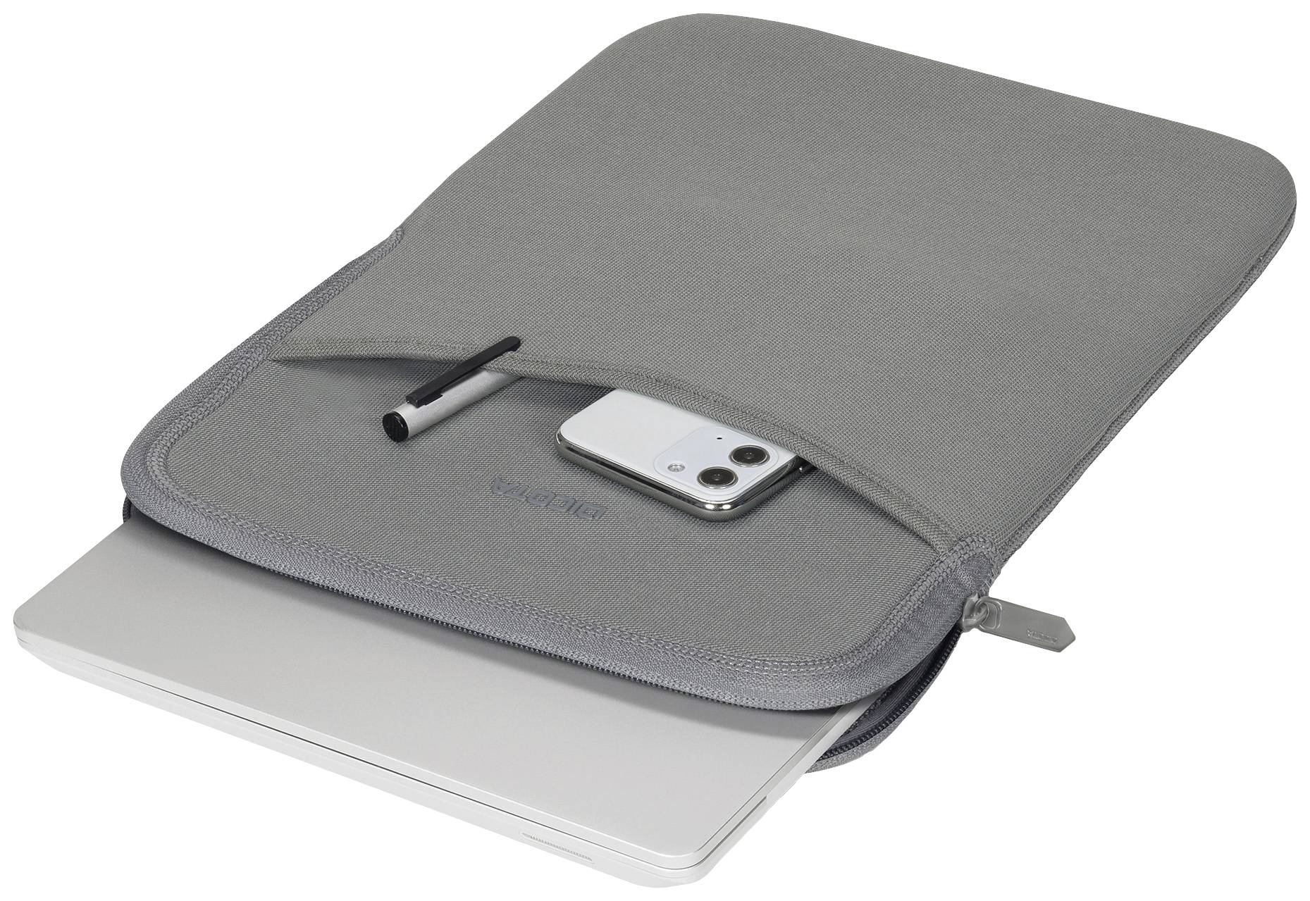 Eine graue Laptoptasche mit Reißverschluss, teilweise geöffnet. Ein Laptop, Stift und Smartphone sind sichtbar.