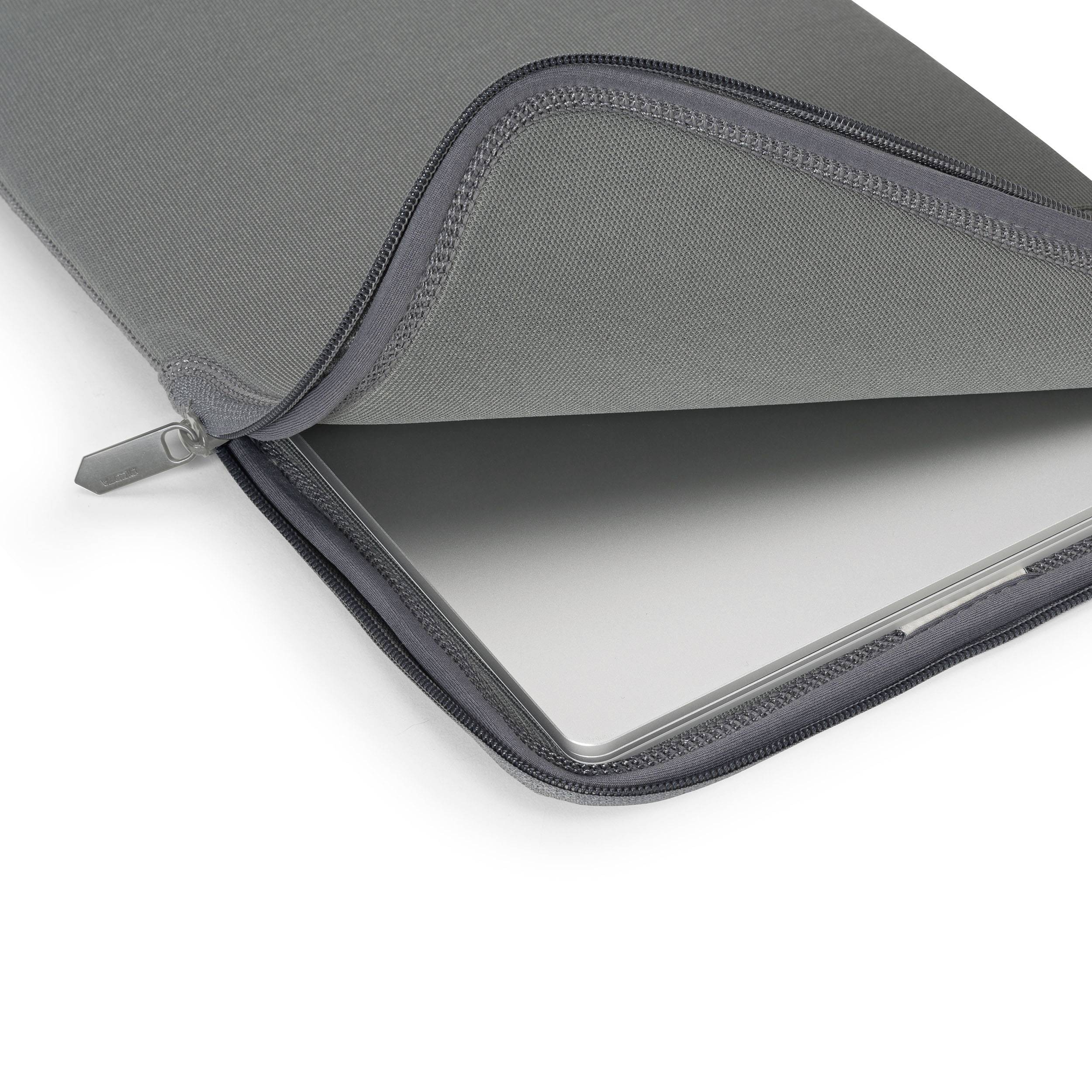 Laptop in einer grauen Schutzhülle, die leicht geöffnet ist, sodass das Gerät sichtbar wird. Hülle aus weichem, mattem Material.