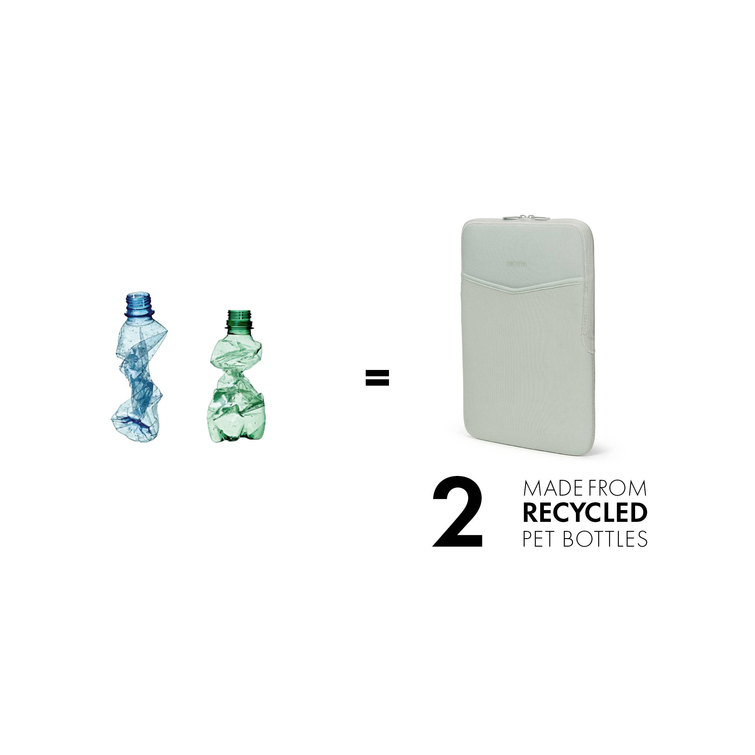 Zwei zerdrückte PET-Flaschen werden zu einer hellgrauen Laptoptasche recycelt. Text: '2 made from recycled PET bottles'.
