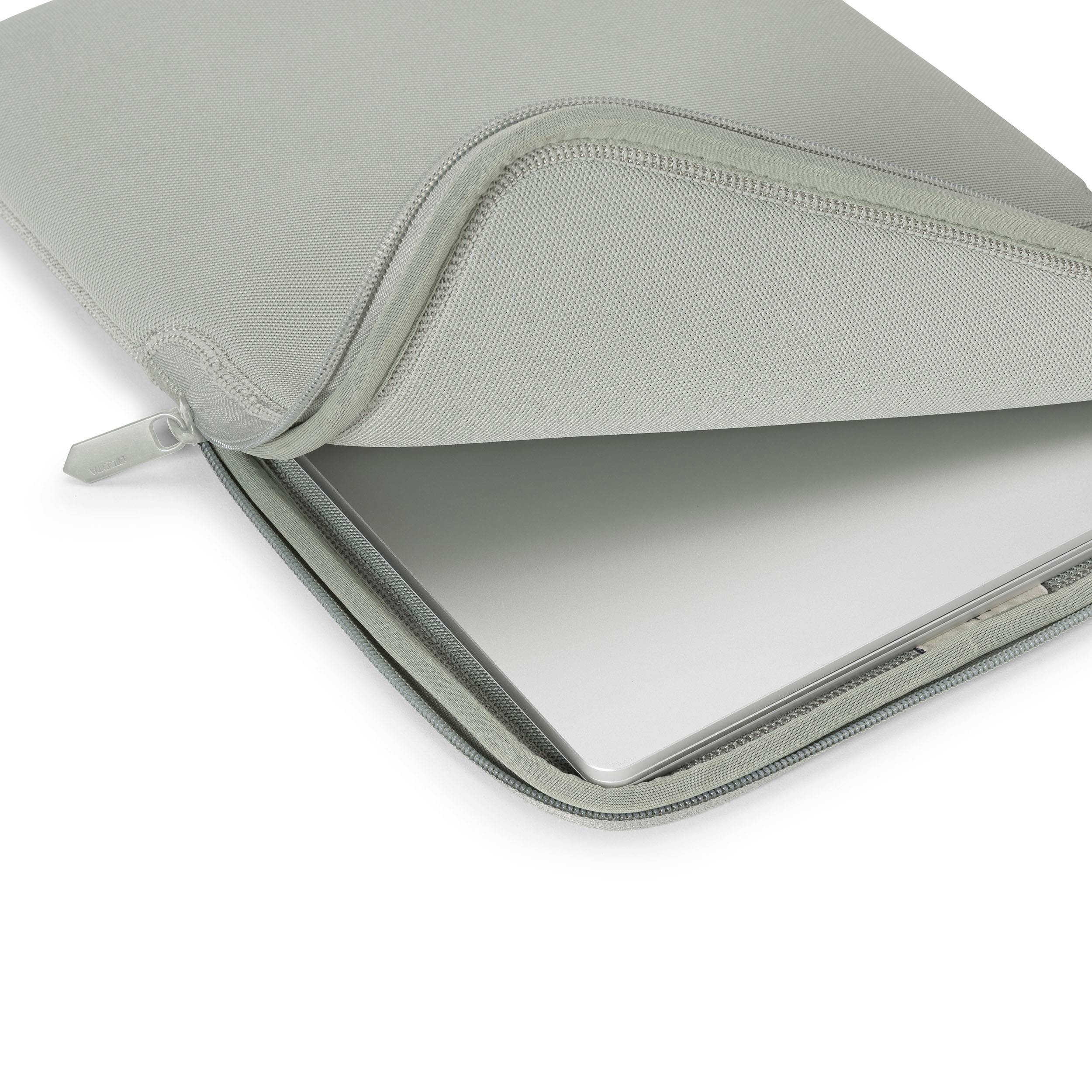 Ein Laptop partially zeigt aus einer geöffneten, grauen Laptoptasche.