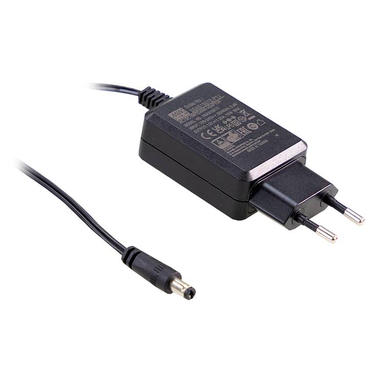 Ein schwarzes Netzteil mit Eurostecker und einem Kabel mit Rundstecker. Es zeigt technische Spezifikationen auf der Oberseite.
