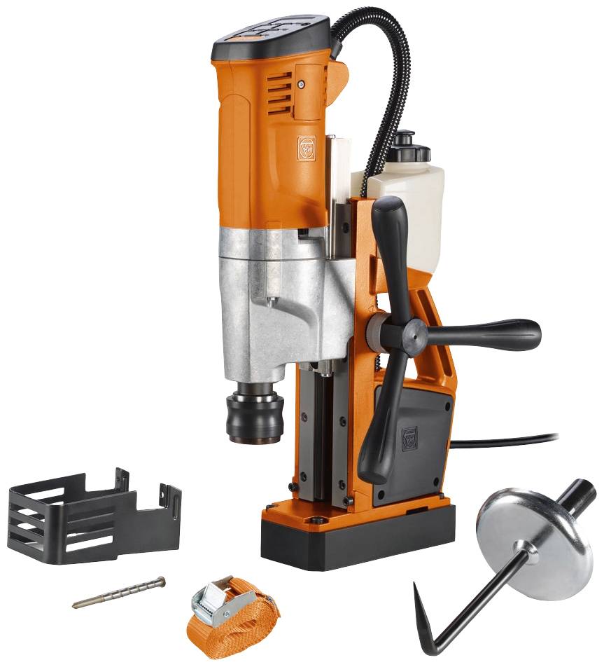 Magnetbohrmaschine mit orangem Gehäuse, schwarze Bedienelemente. Zubehör: Spannvorrichtung, Riemen, Führungseinsatz.