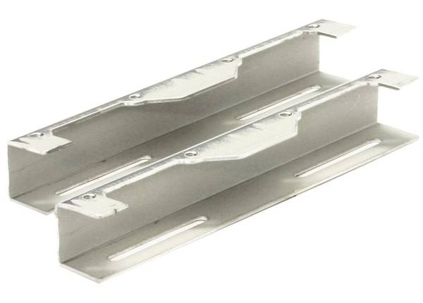 Metallwinkel in L-Form mit Schlitzen an der Basis, verwendet zur Montage oder Befestigung.
