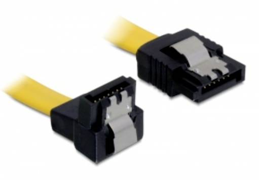 Zwei gelbe SATA-Kabelanschlüsse mit schwarzen und silbernen Steckern, die für die Verbindung von Computerkomponenten verwendet werden.