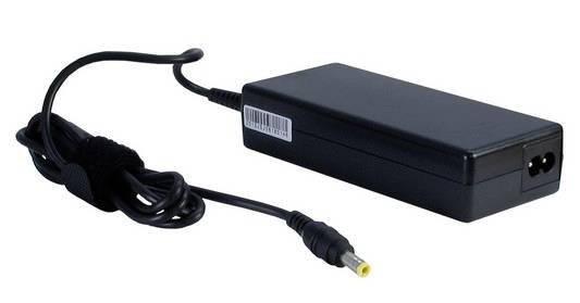 Schwarzes Laptop-Netzteil mit Kabel und Stecker, bereit zur Stromversorgung eines Geräts. Essentielles Zubehör für Laptops.