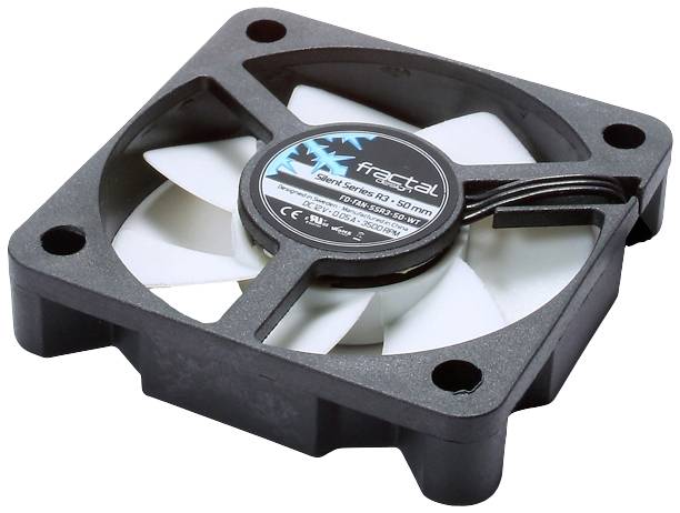 Kleiner Computer-Lüfter aus schwarzem Kunststoff mit weißen Rotorblättern. Auf dem Aufkleber steht die Marke und Modellangabe.