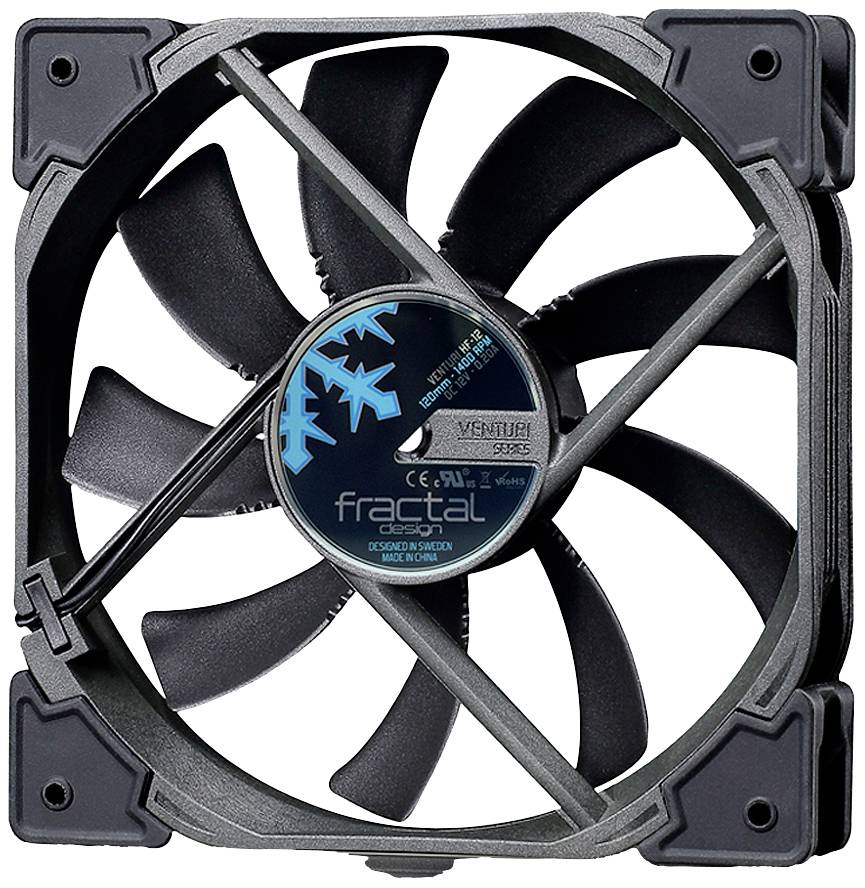 Schwarzer Ventilator mit sieben Flügeln in quadratischem Rahmen, mittig das Logo und technische Details der Marke aufgedruckt.