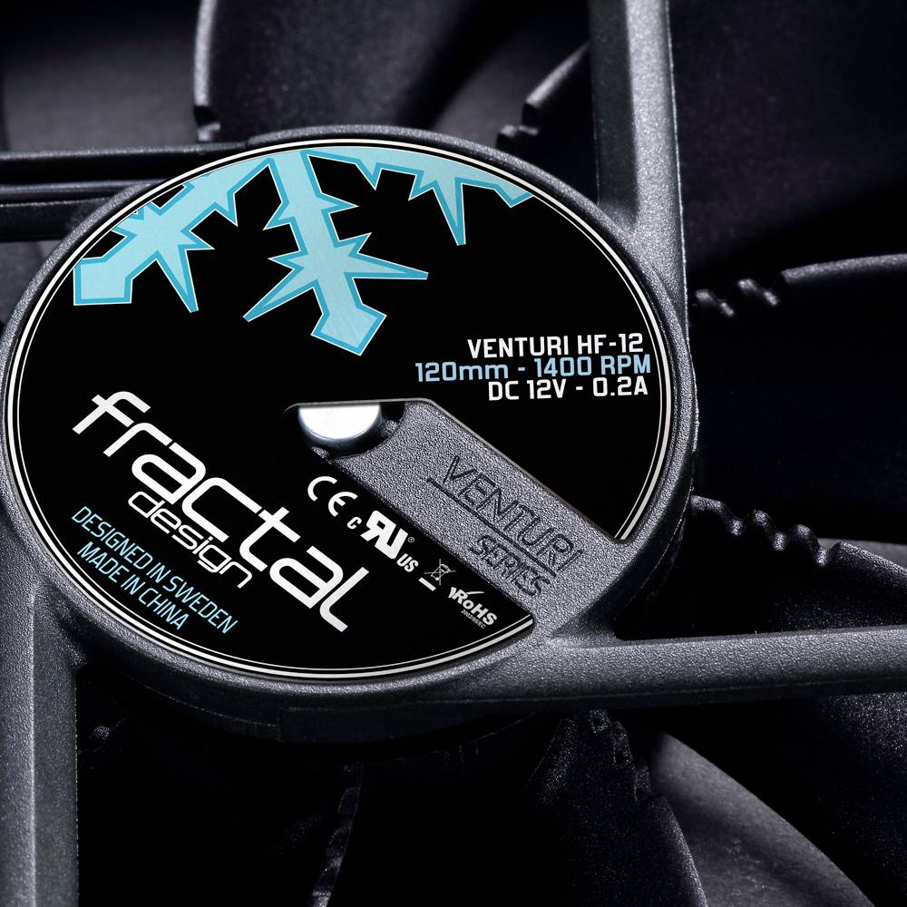 Nahaufnahme eines Computerlüfters von Fractal Design mit blauen Verzierungen und technischen Spezifikationen auf der Abdeckung.