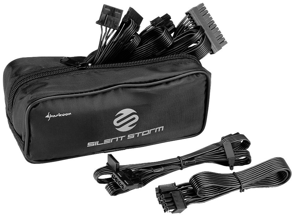 Eine schwarze Tasche mit 'Silent Storm'-Logo, gefüllt mit Computer-Stromkabeln; zwei weitere Kabel vor der Tasche.