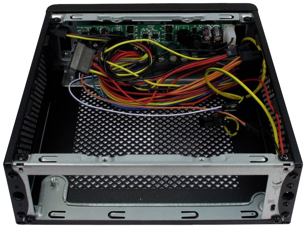 Geöffnetes Computergehäuse mit sichtbarer Verkabelung und einer Platine im Inneren.