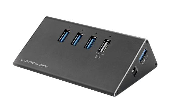 Schwarzer USB-Hub mit vier USB-Anschlüssen und einem SD-Kartenleser, erkennbar auf einer schrägen Oberfläche.