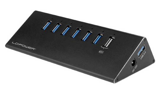 USB-Hub mit sieben Ports, davon sechs USB 3.0 und ein schnelles Ladegerät. Schwarzes, leicht geneigtes Design mit Netzanschluss.