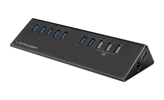 Ein schwarzer USB-Hub mit zehn USB-Ports, davon sieben mit blauen Markierungen, und einem seitlichen Port. Geeignet zur Erweiterung von USB-Anschlüssen an Geräten.